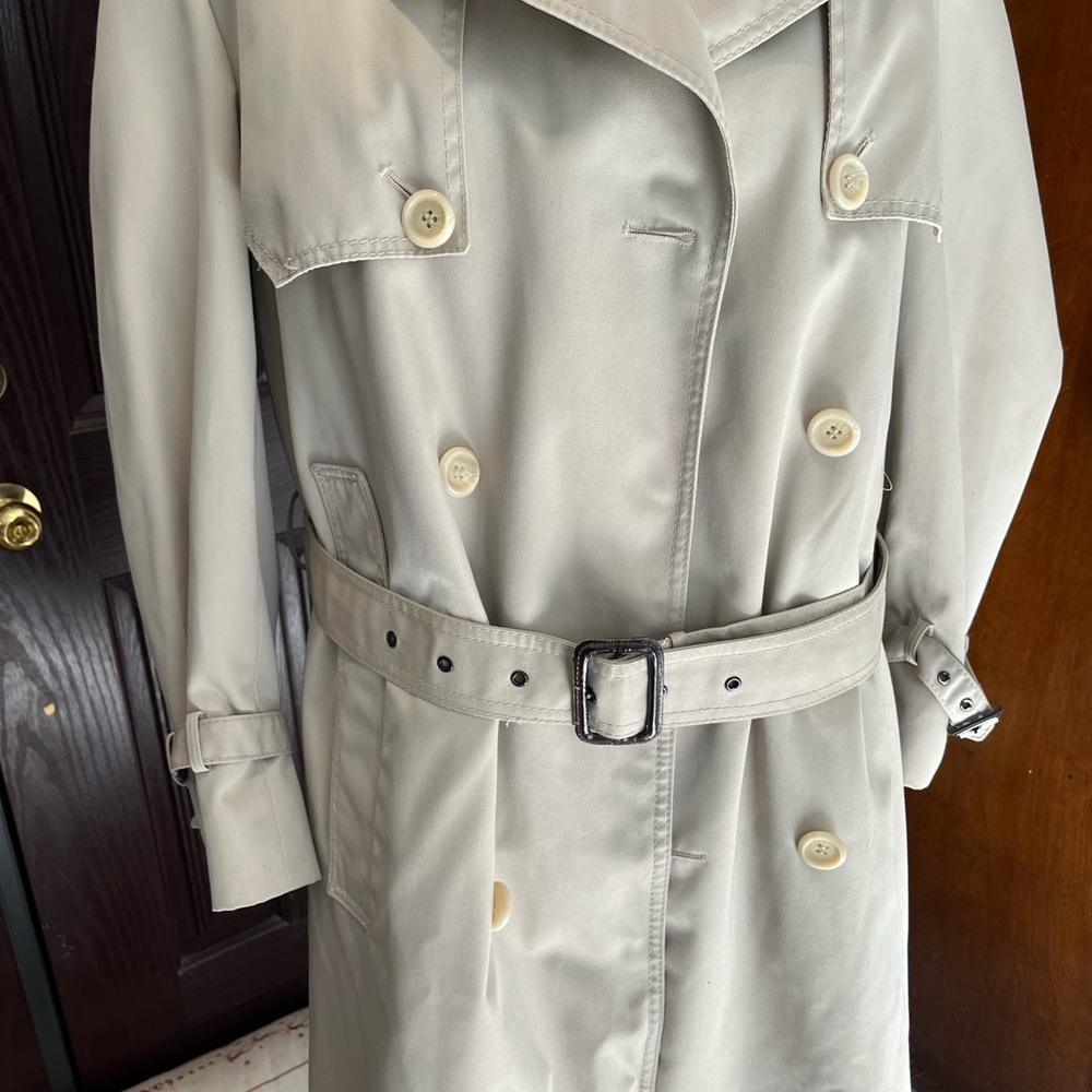 Vintage Tan Trench Coat W/warm,thick, soft removable inner liner. Size 38